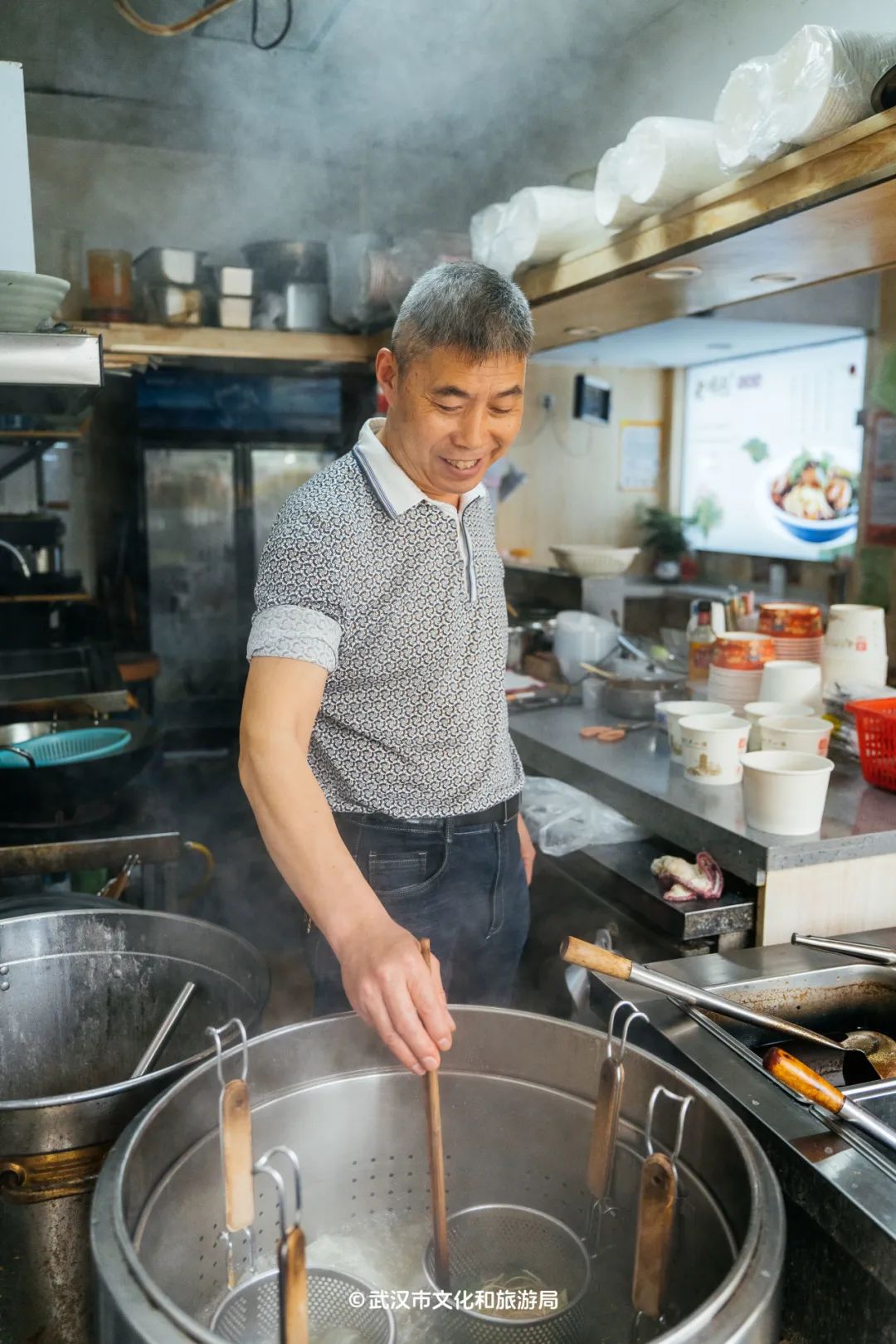 老板是个热情慈祥的汉川大叔,永远都是笑着迎客,每次端上面来的时候