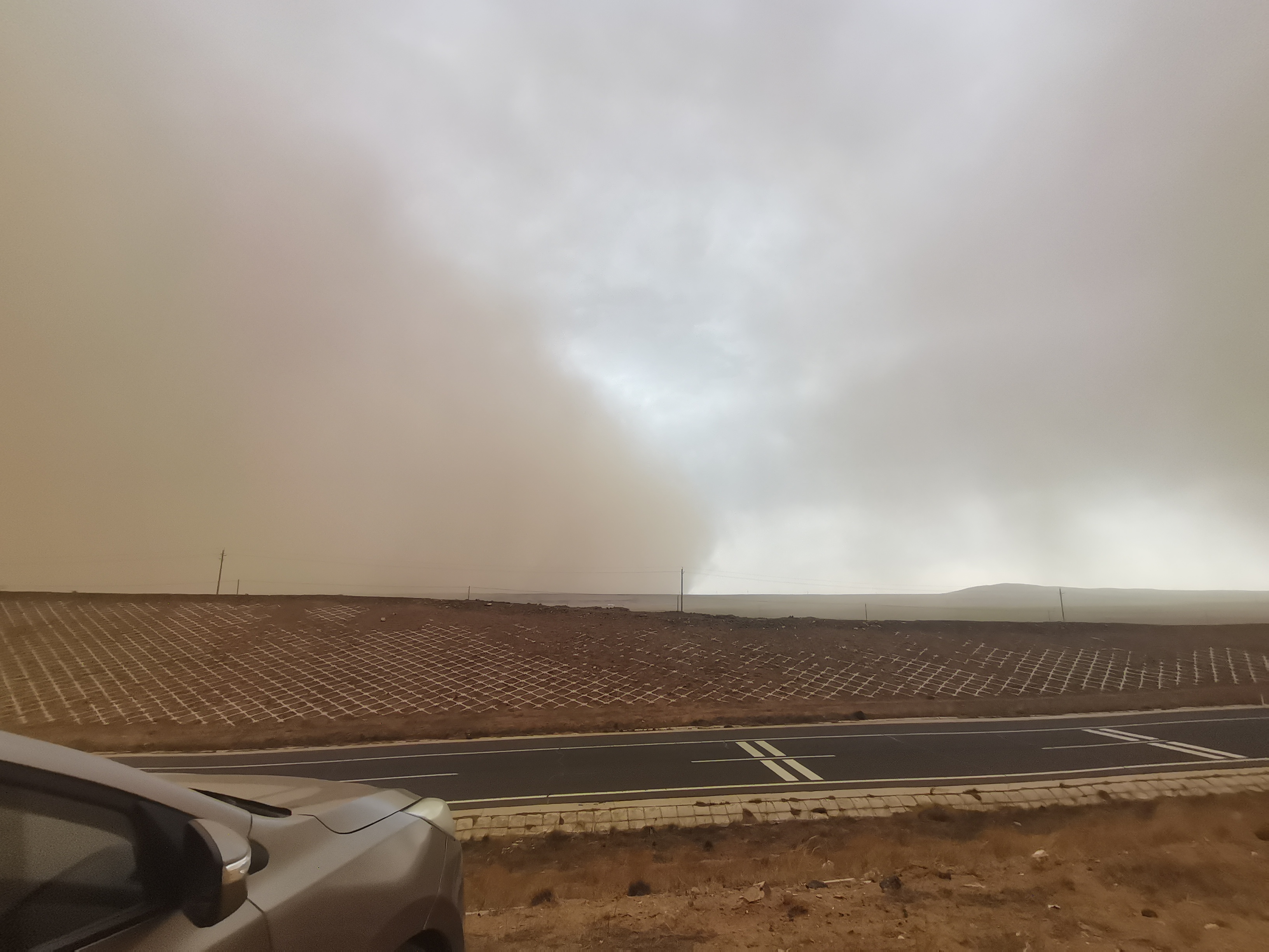 内蒙古一地突遇沙尘暴天气,巨型沙墙滚滚来袭白天秒变黑夜