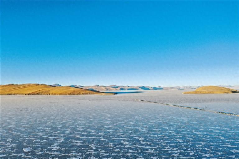 高原冰湖美如画