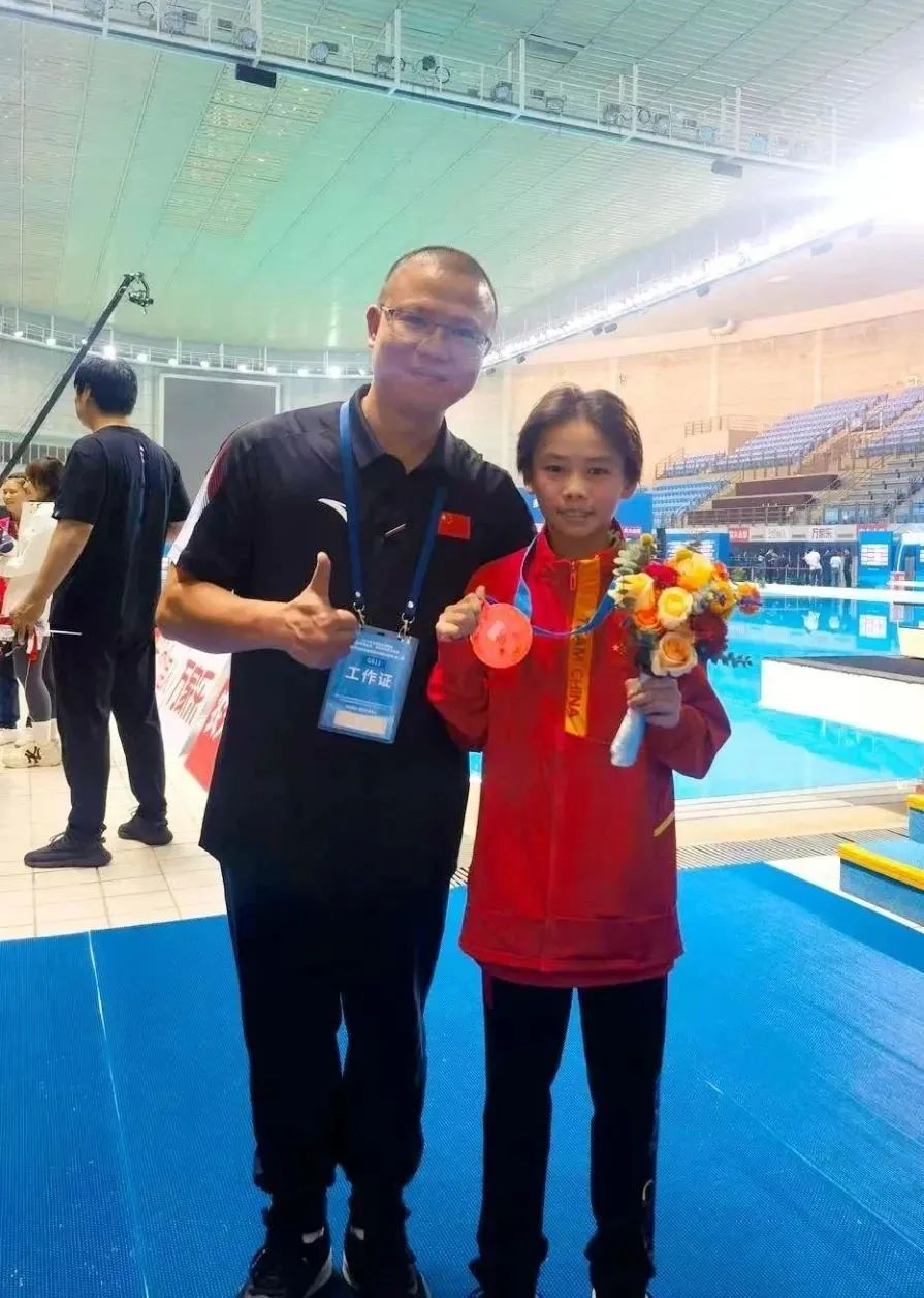 未来,我们期待蒋林静能够继续保持优秀的表现为中国跳水事业再创辉煌!