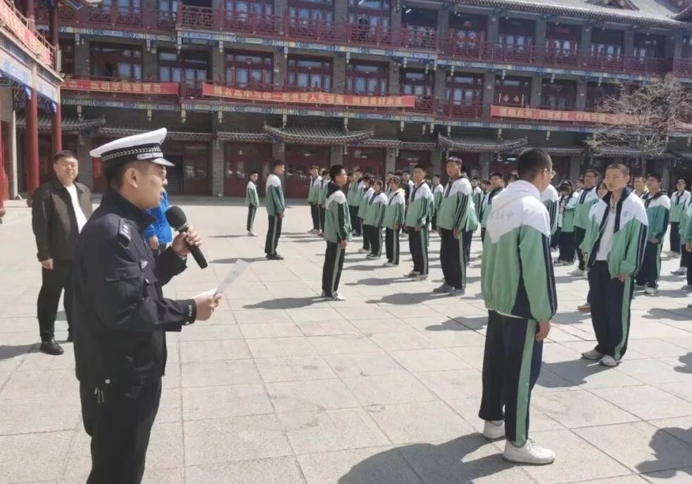 5月8日,宝清县公安交通警察大队走进博名高级中学,开展交通安全课