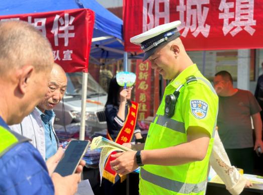 法润平安 文明相伴|汾阳交警开展"道交法进千村 法