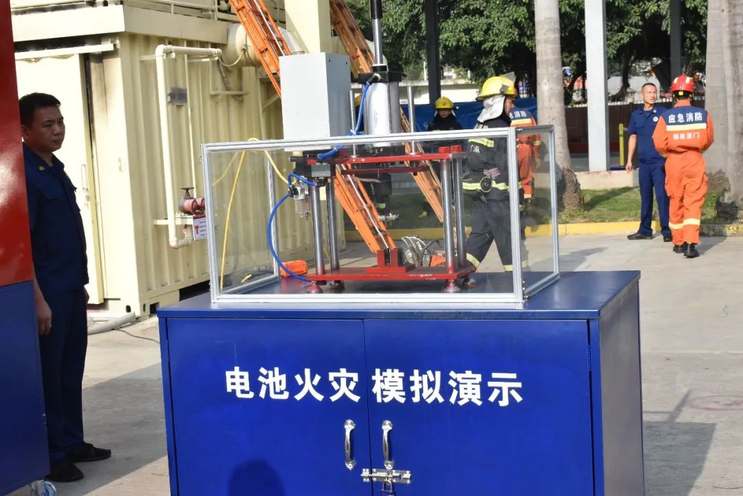 接着在消防烟热室体验环节,大队宣讲员先是讲解了过滤式防烟面罩的