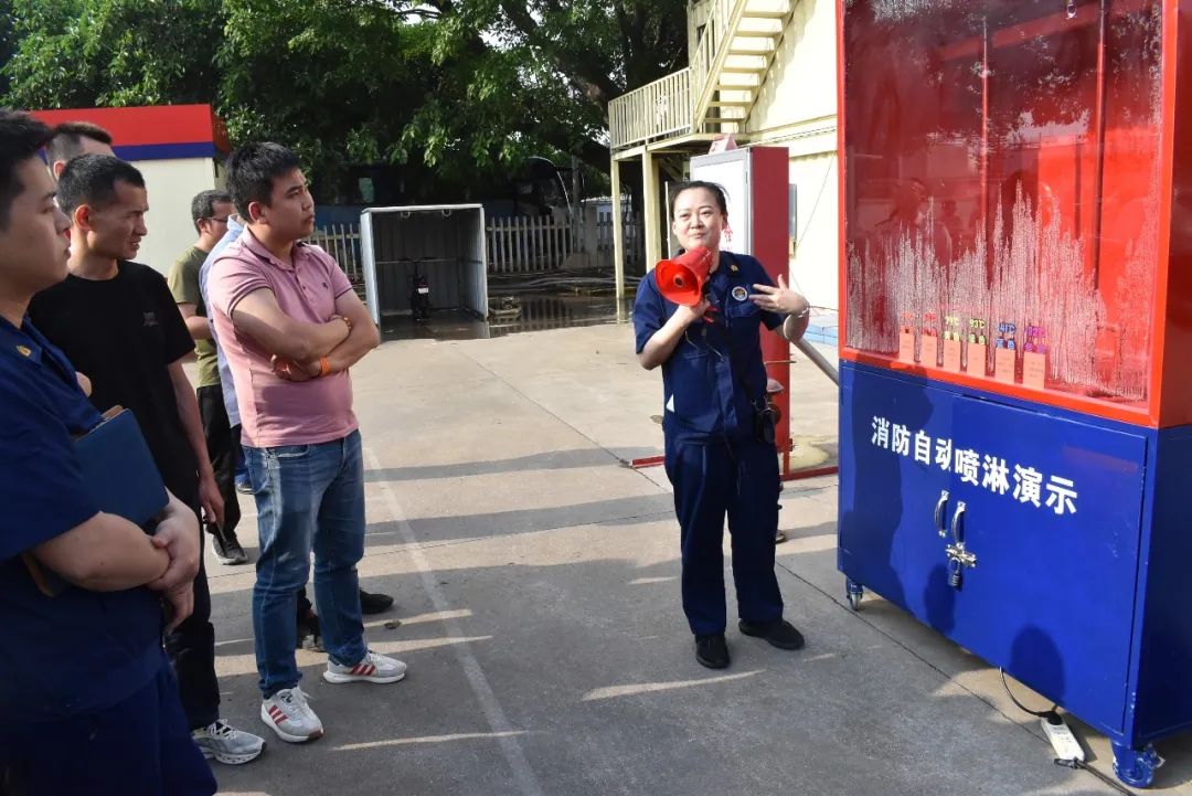 接着在消防烟热室体验环节,大队宣讲员先是讲解了过滤式防烟面罩的