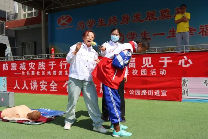 白银市第六中学学生陈言说:"今天的这场活动,让我学到了很多的急救