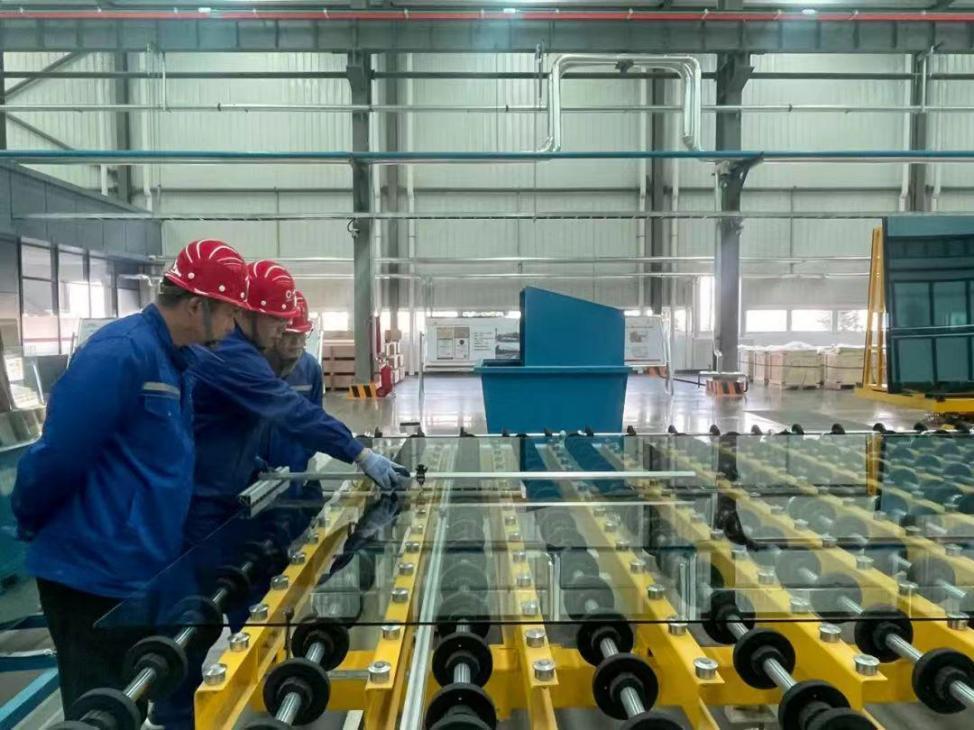 接着,我们来到公司浮法玻璃生产线.