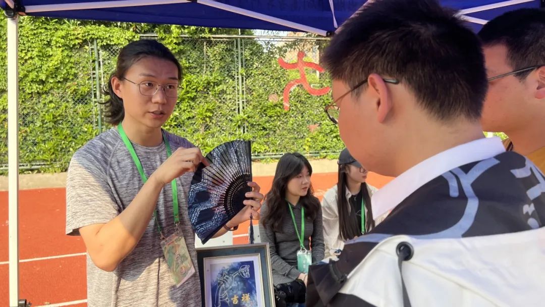 即刻舞团社长袁溪介绍,舞团目前已经编排了新疆舞和藏族舞,接下来还会