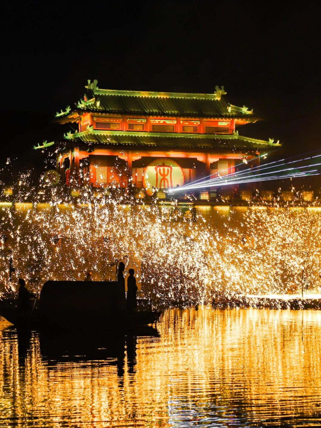 "一朝步入画卷,一日梦回千年",清明上河园完全勾勒出了这样的场景.