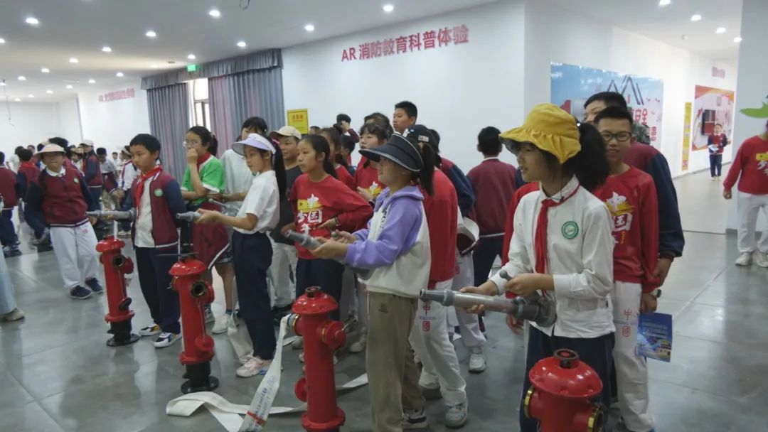 活动中,县红十字会邀请豫章师范学院附属黄家湖小学1100余名学生来到