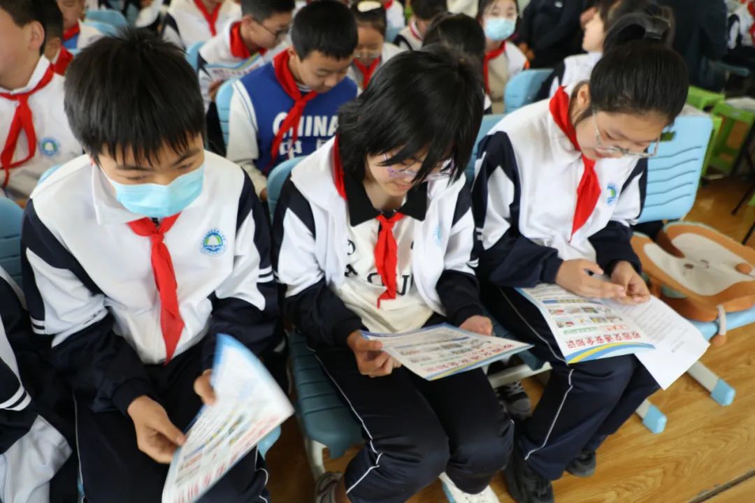 活动中,交警大队警员结合学校地理位置及学生上,放学出行情况,围绕"知