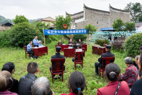 【环资审判飓风行动】巡回法庭"两长"同堂履职 守护百年古村莺声燕语