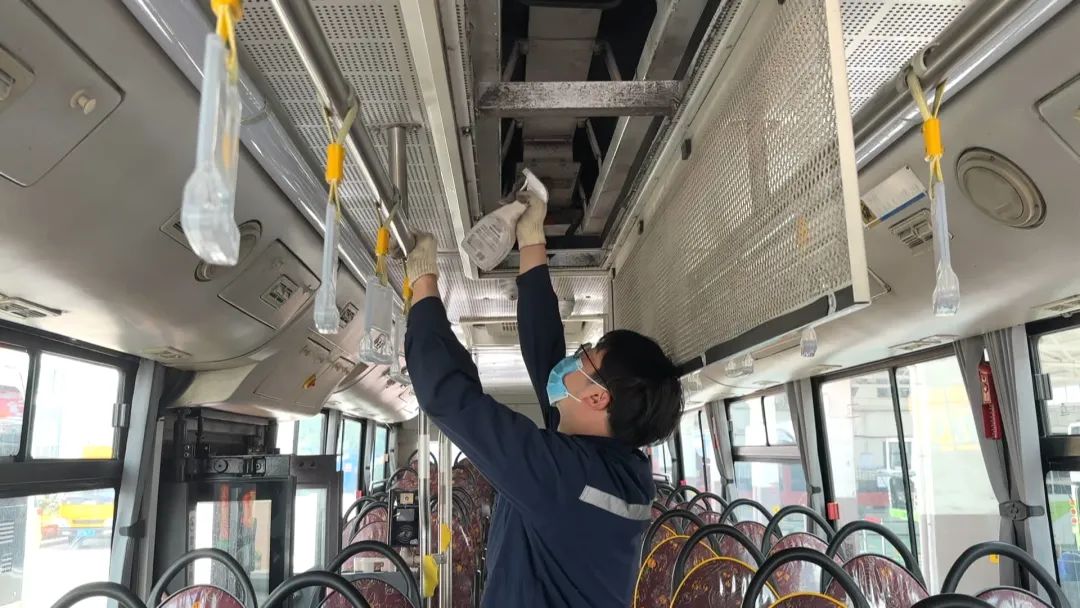 公交车的空调系统设备,检查空调出风口是否完好无损,开机检测制冷效果