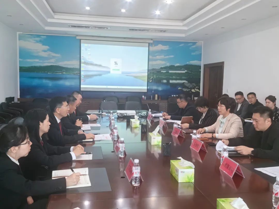 新宾满族自治县人民法院领导率队参加龙岗山滑雪项目法律服务座谈会