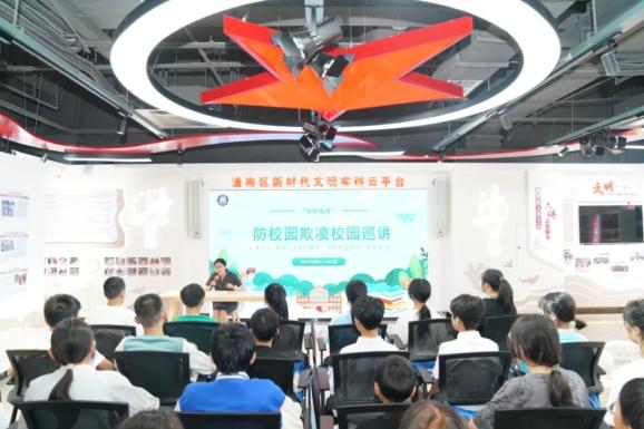 本次巡讲地点选在了新华书店,向玉溪中学的学生传递法治知识,弘扬法治