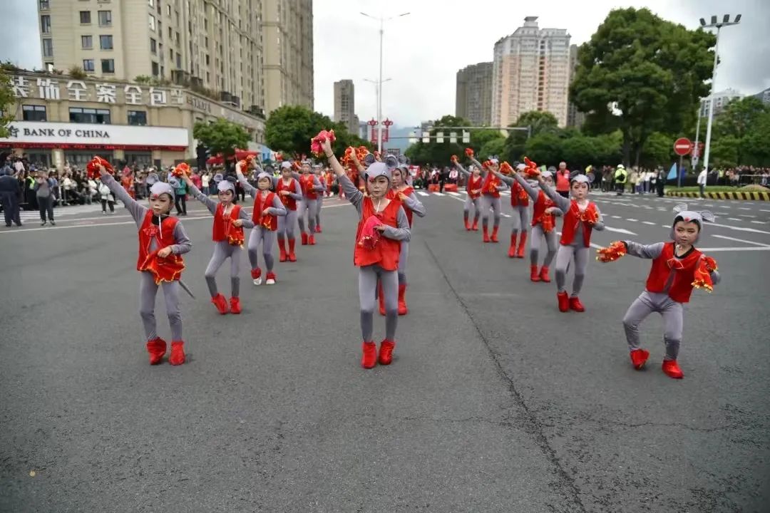 在五一当天,传统蒲岐笑戏"老鼠嫁囡",细纹刻纸等非遗民俗文化巡游表演