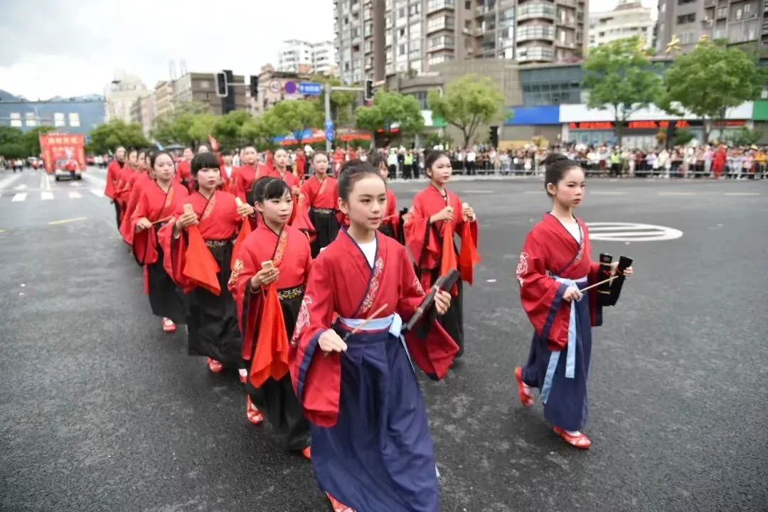 在五一当天,传统蒲岐笑戏"老鼠嫁囡",细纹刻纸等非遗民俗文化巡游表演
