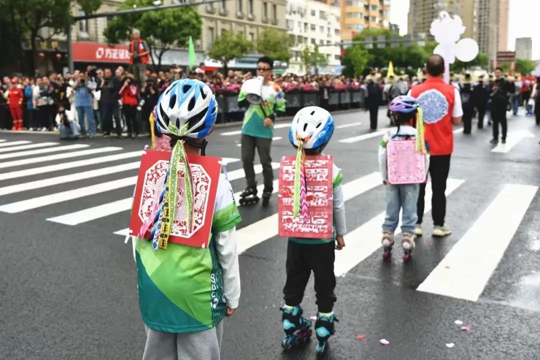 在五一当天,传统蒲岐笑戏"老鼠嫁囡",细纹刻纸等非遗民俗文化巡游表演