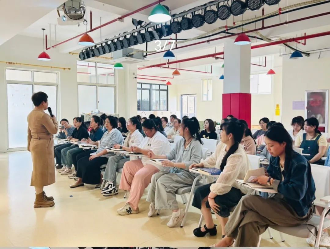074月20日,叶奇芬老师为苍南县藻溪镇第一幼儿园和藻溪小学的一年级