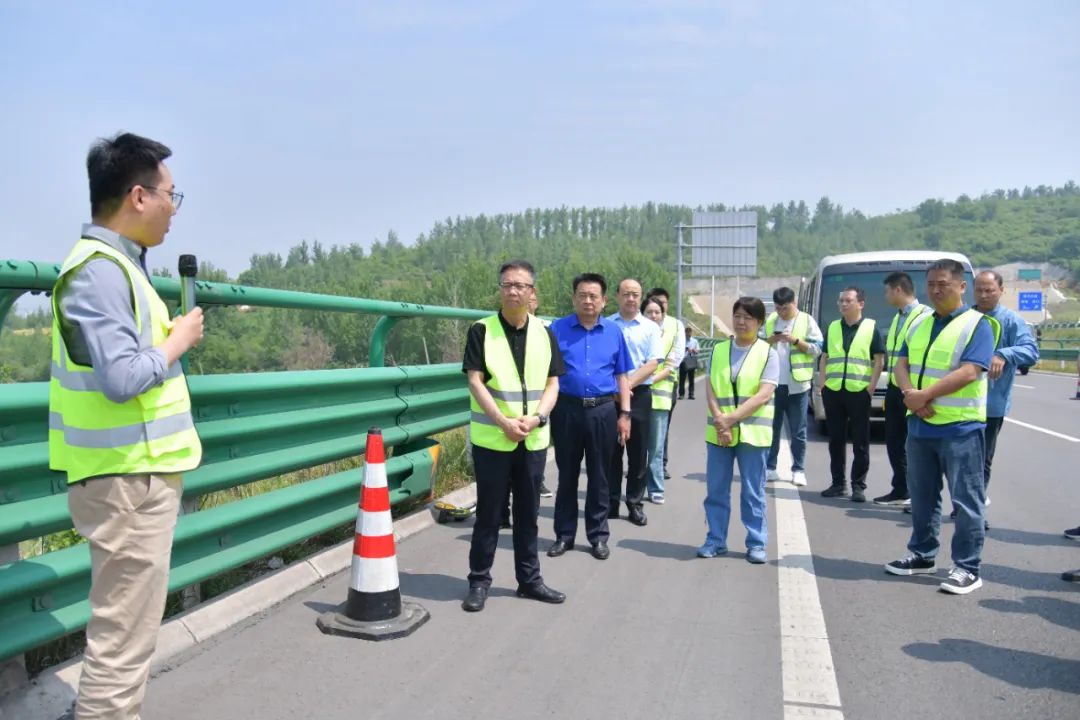 张军仁一行先后到g310玉梅特大桥-上行,g310郭沟大桥-上行开展外业