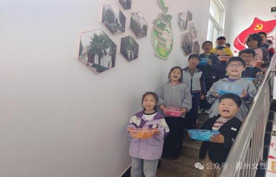 的诗词,志愿者还声情并茂地讲述了王进喜,袁隆平,李素丽等劳模的故事