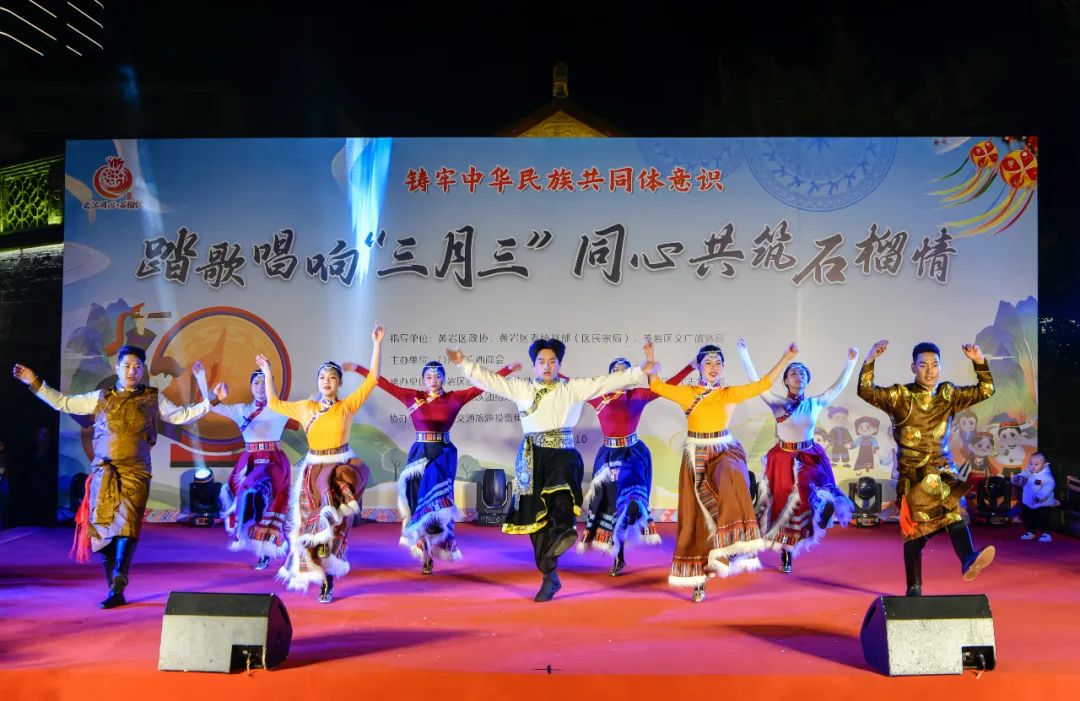 "这里节日氛围浓厚,人们待客如亲,我品尝了特色的节日美食五色糯米饭