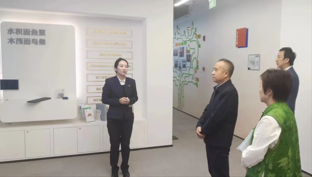 施斌一行参观了"践行全过程人民民主"龙华街道政协委员工作站,听取
