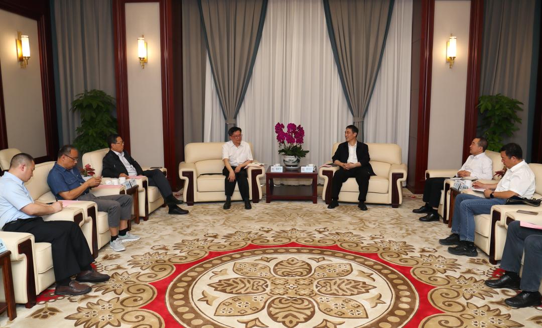 重庆资源与经济可持续发展研究会专委会副主任欧阳林,专委会秘书长温