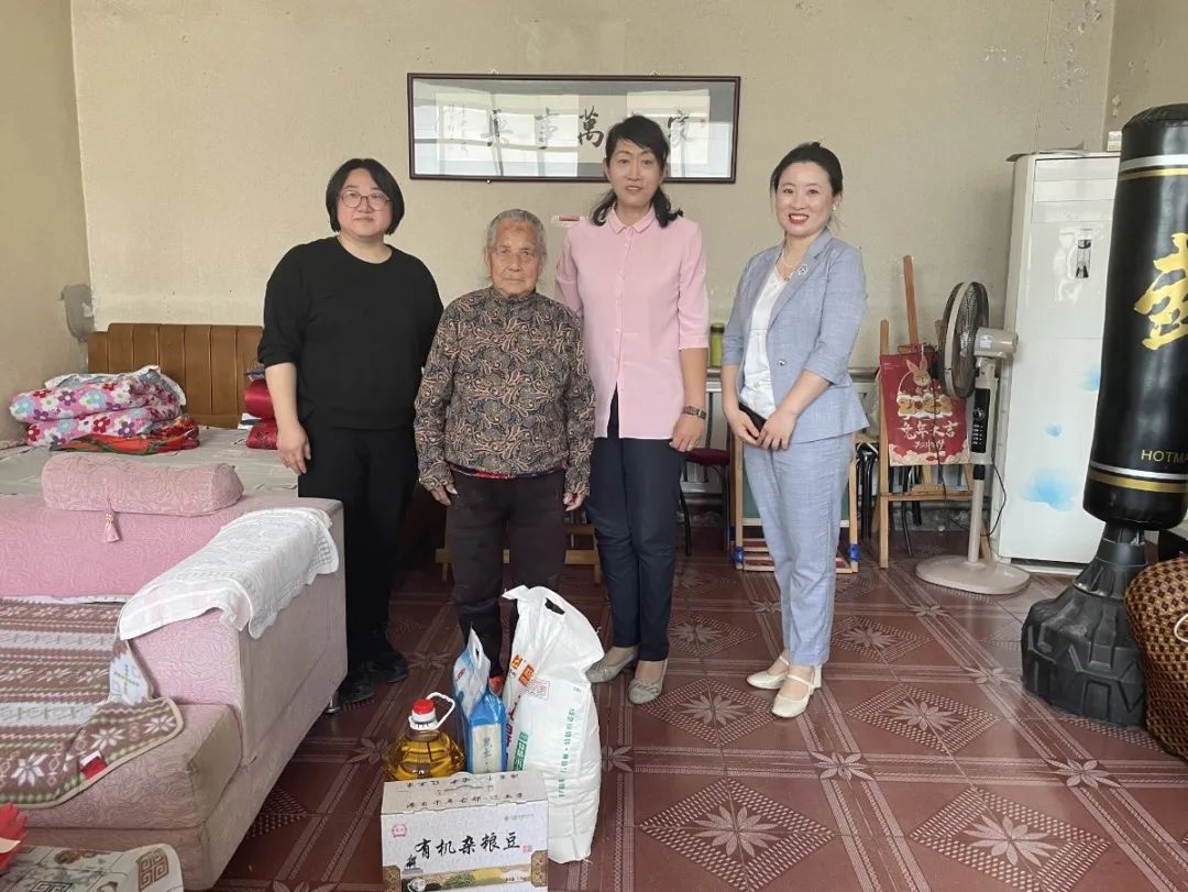 在母亲节来临之际 顺义区妇联走访慰问老妇救会主任