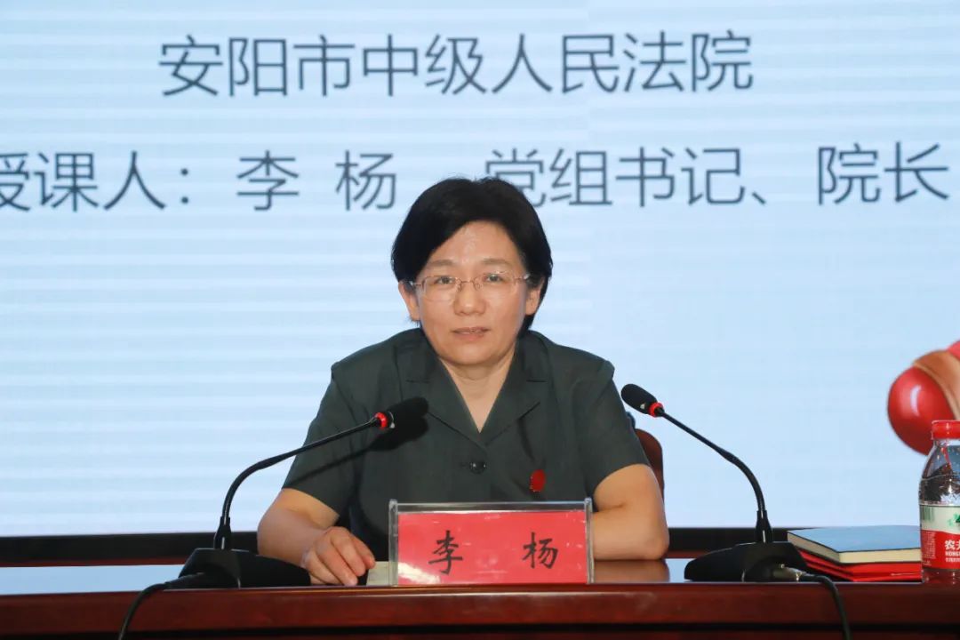 授课前的聘任仪式上,宁洪亮宣读了《安阳市中级人民法院 安阳市教育局