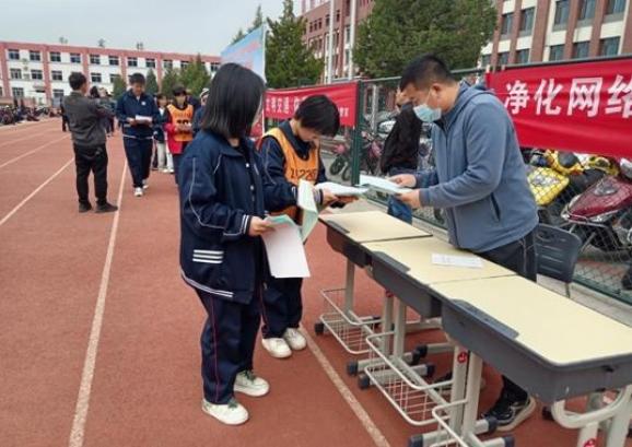 宽城县委网信办走进宽城第四中学,从贴近学生现实生活的网络谣言入手