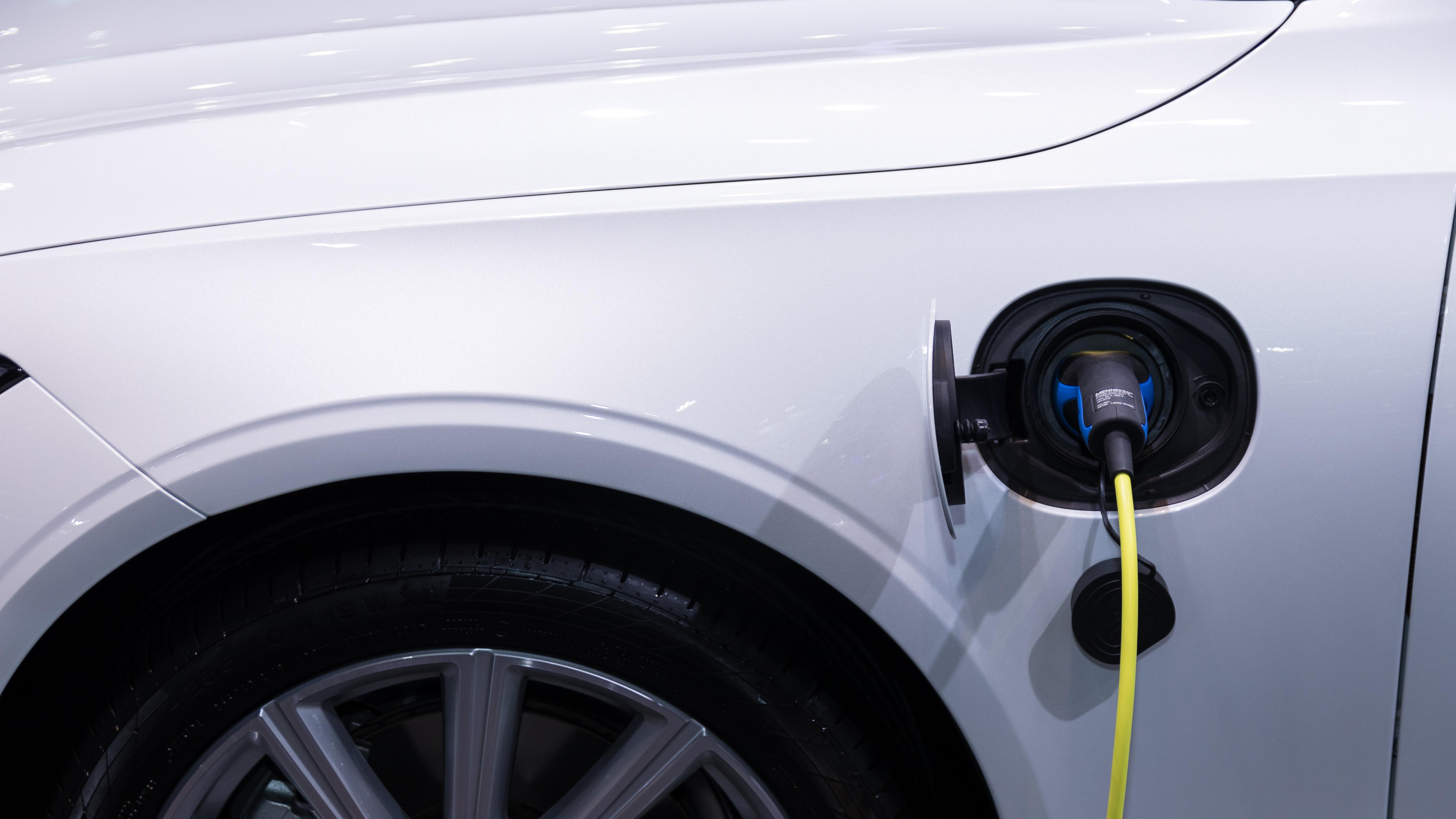 新能源汽车是否比燃油车更易起火？如何防患于未“燃”？