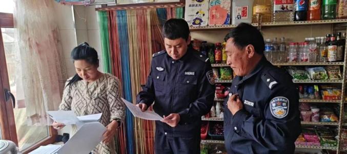 检查中,任职法治副校长民警深入学校周边文具店,商店等商铺进行摸底