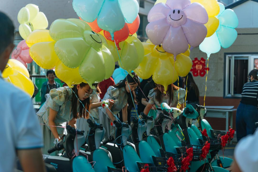 这对新人真浪漫!骑共享电单车"驶入"婚姻殿堂