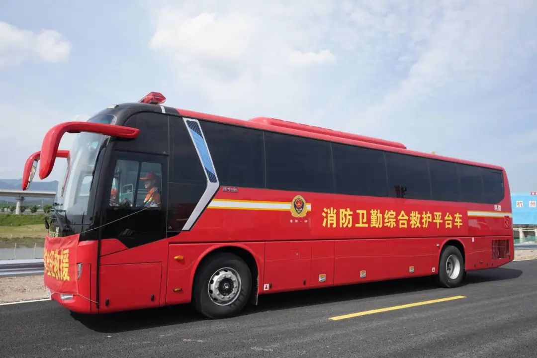 零距离感受演习场!——上海消防参演"应急使命·2024"联合救援演习