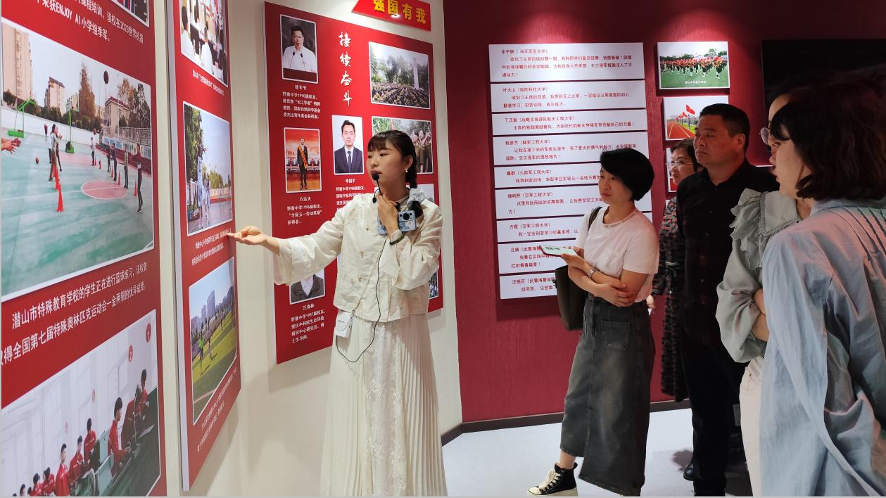 野寨中学教育发展基金会终身荣誉理事长王胜生向大家介绍野中校史王老