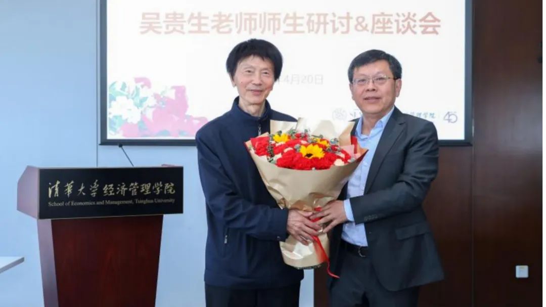 程源代表创新创业与战略系向吴老师致敬并欢迎校友返校.