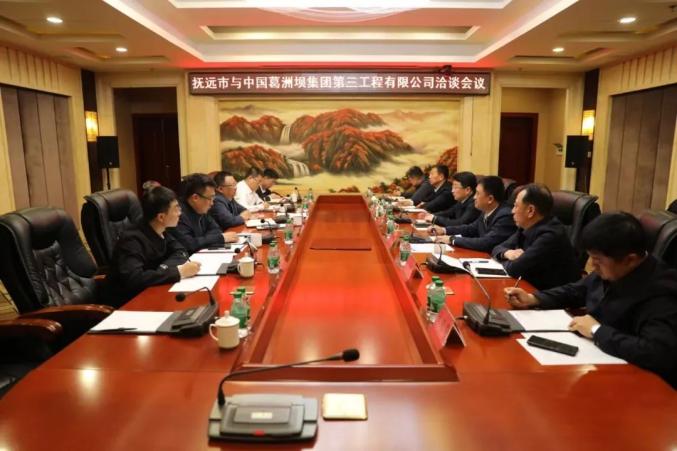 何大海代表抚远市委,市政府对杨忠一行的到来表示欢迎.