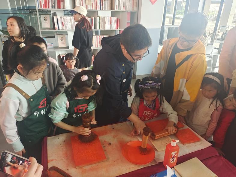 杨浦少年体验童趣雕版印刷,感受非遗魅力