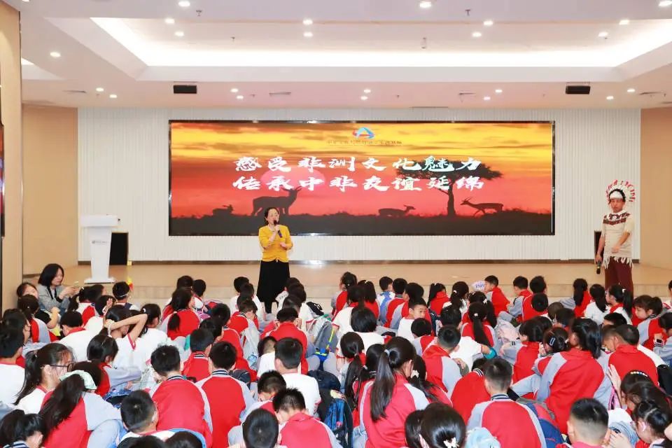 "炫舞非洲"环节中,欢快的非洲音乐瞬间点燃了现场气氛.