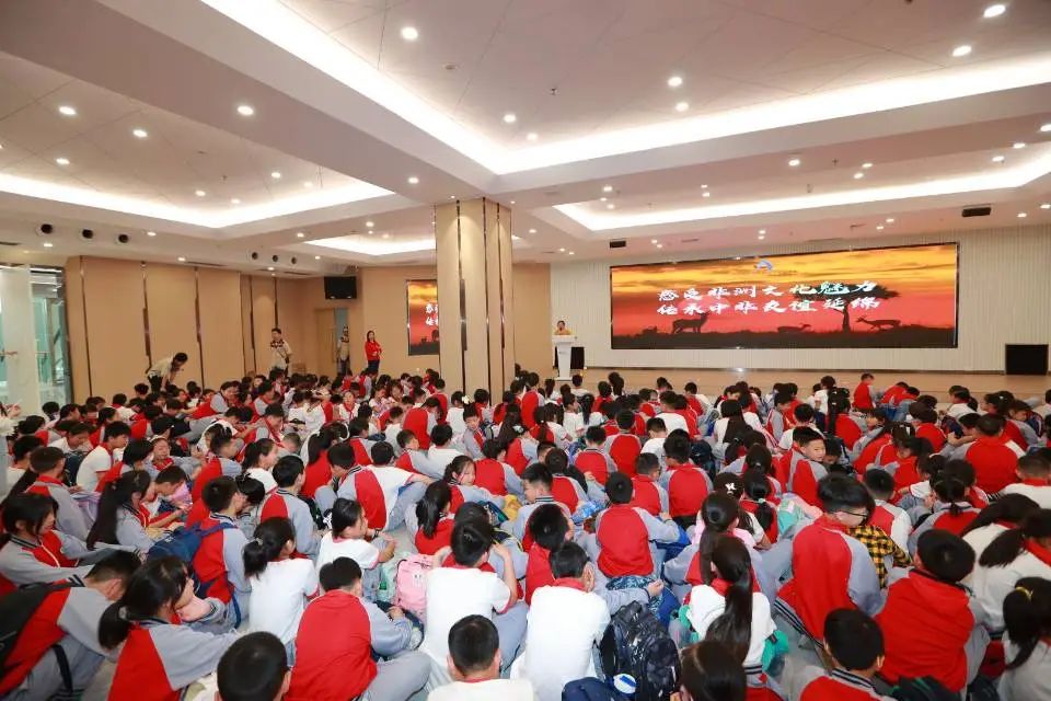 "炫舞非洲"环节中,欢快的非洲音乐瞬间点燃了现场气氛.