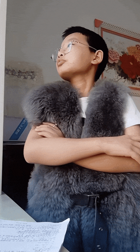 阴影"视频里的钟美美面无表情,嘴角微撇,猛地把书摔在桌上,双手抱臂