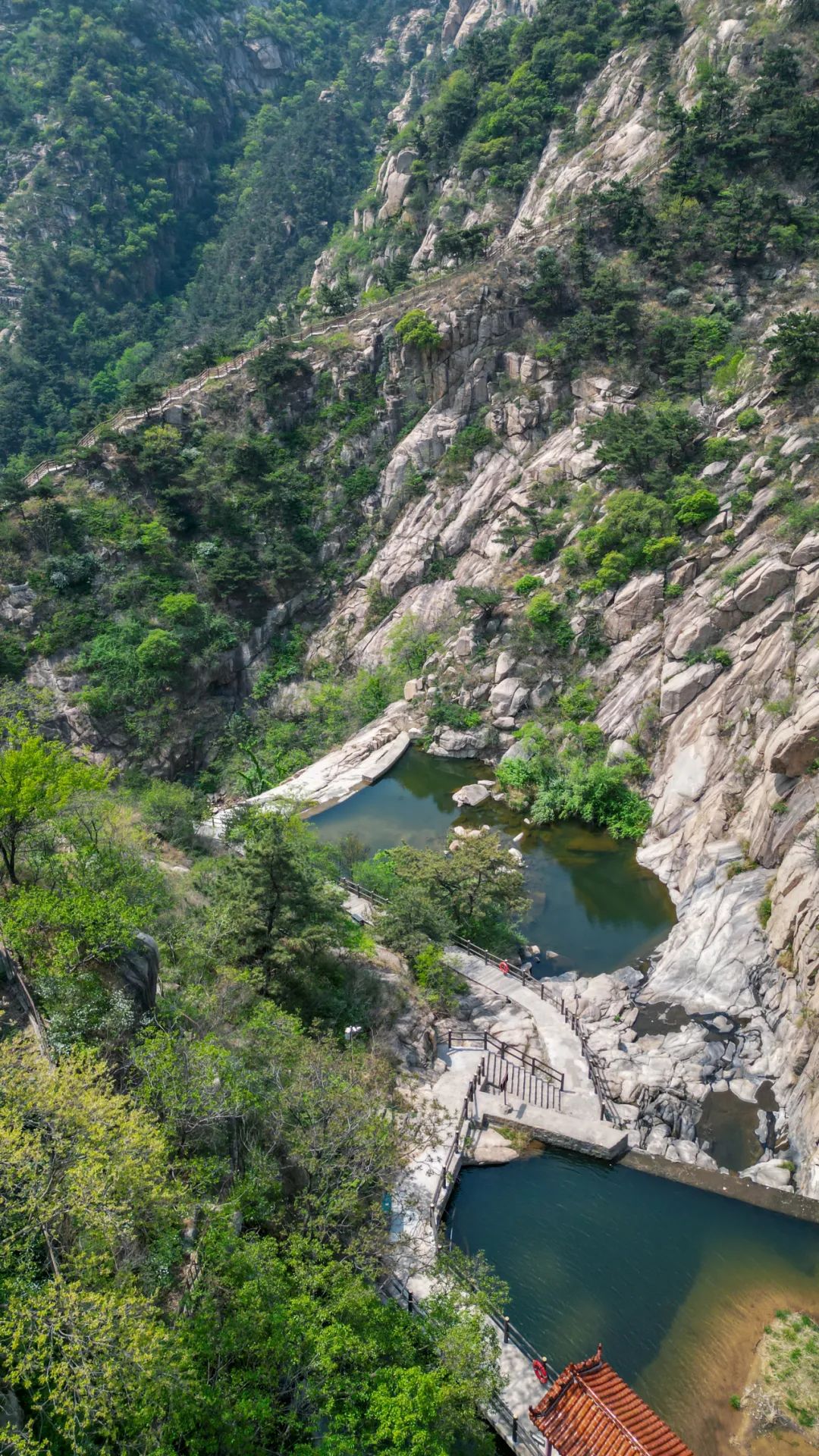 旅游区这里还有"云深不知处"的石云山山势雄奇,形似泰山的金泰山缥缈