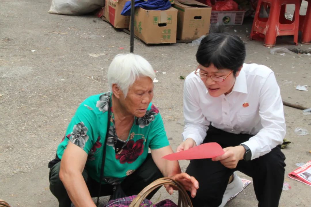 抵制高额彩礼 倡导文明新风——新田县人民法院开展"圩日普法"宣传