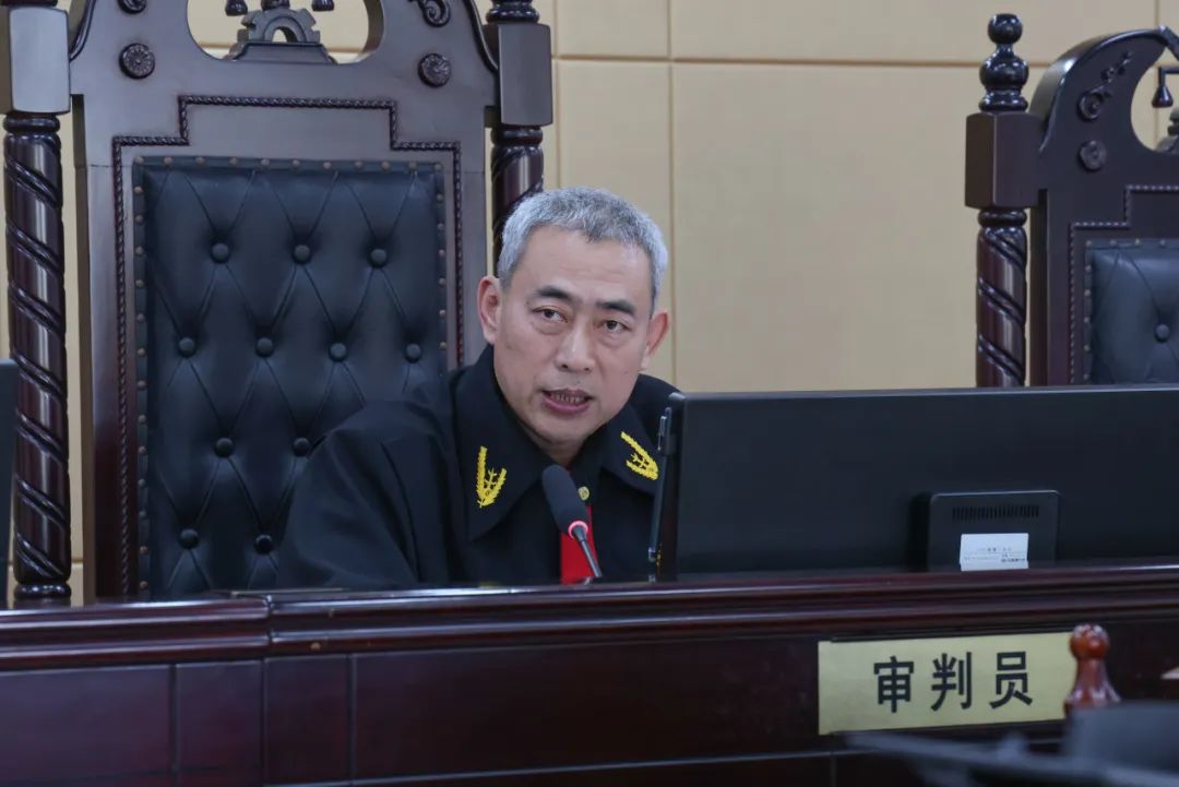 朝阳县人民法院党组成员,副院长杜之然的陪同下参观了杨树湾人民法庭