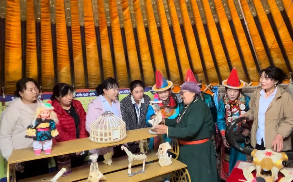 观摩中,大家认真参观肃北县游牧研学基地毛类制品手工艺传习所,手工密