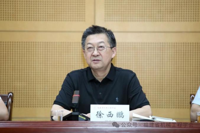 徐西鹏理事长作总结发言王乾廷副理事长兼秘书长主持会议黄辉副理事长