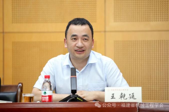 王乾廷副理事长兼秘书长主持会议黄辉副理事长作汇报流体传动与控制分