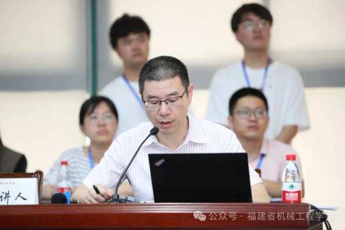 黄辉副理事长作汇报流体传动与控制分会陈晖秘书长作汇报(左) 铸造分