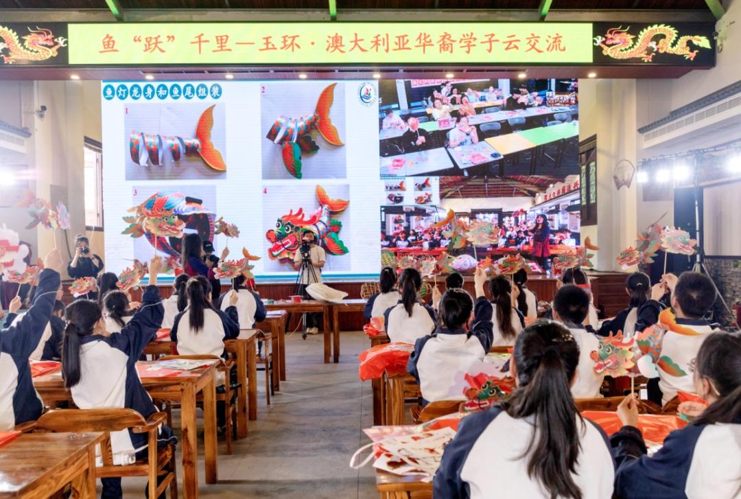 拿出鳌龙形象材质,几折几弯,将空位两面扣紧,在玉环市坎门二中