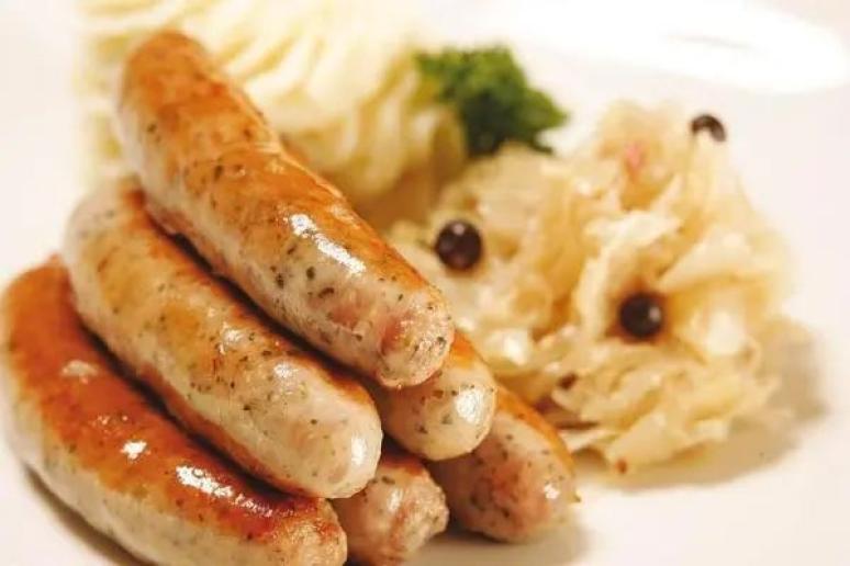 在德国任何城市的市集里转转,都能见到各种各样的香肠.